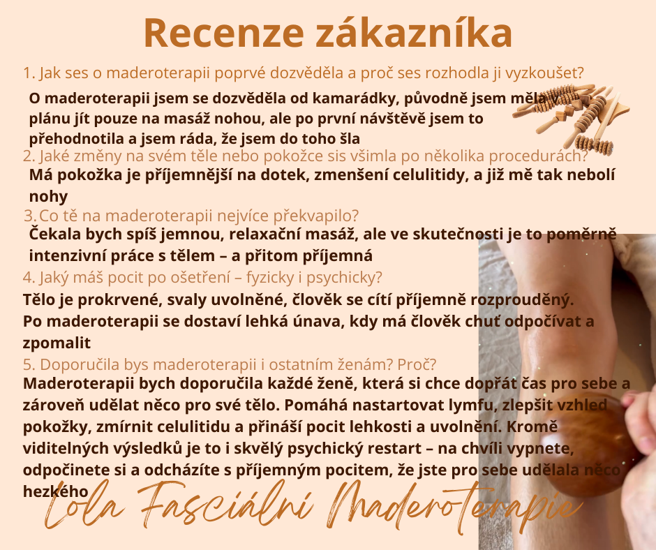 Text recenze masáže na dřevěných válečcích, vedle fotografie nahé nohy s masírováním.